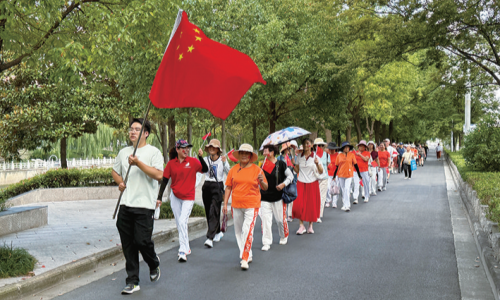祖国华诞共庆贺 健步同行聚邻里