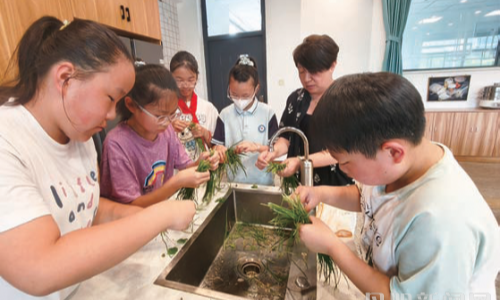 校园菜园迎丰收  小学生变身“农夫厨神”尝秋味