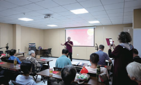  近日，瑞德综合为老服务中心在水关路东社区举办“欢度国庆 月满中秋”文艺汇演，和社区老人共迎“双节”到来。现场，锡剧《摘石榴》《珍珠塔》、黄梅戏《天仙配》《风尘