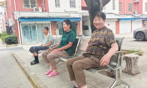 【八姑娘帮你忙】不锈钢长椅“上岗”云天花园居民休憩聊天乐开怀