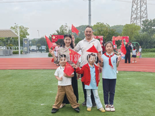 童心共筑中国梦 三代同堂庆华诞