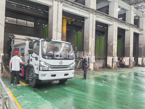 垃圾转运工节日忙 辛勤守护城市洁净