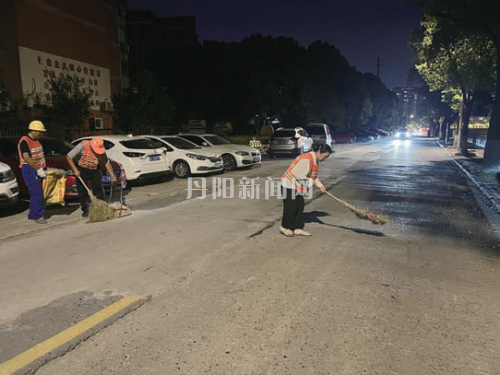 环卫清理玻璃碎渣 守护市民“脚下安全”