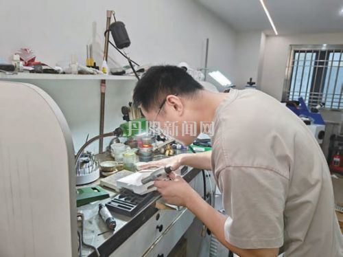 金价飙升掀起“卖金潮”，金饰变现需谨慎