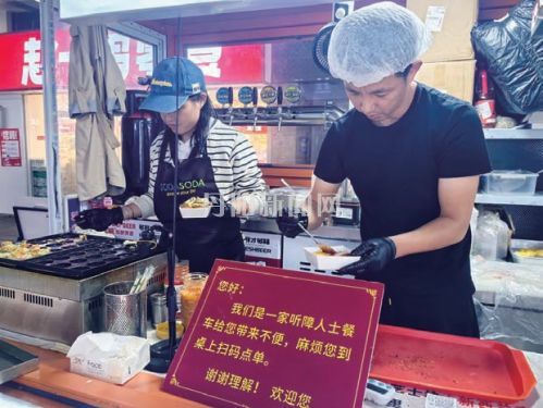 滋滋作响的油锅，是他无声世界里最响亮的希望
