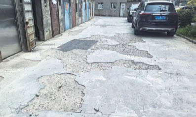 小区水泥路面坑洼连片 居民盼尽快修复畅出行