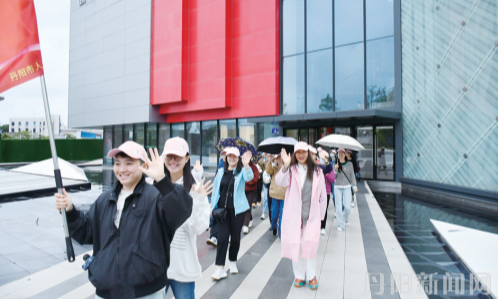 粉红丝带传递爱 健身徒步关爱行