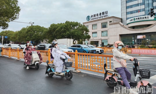 “换季式”降温，市民“捂”装出行