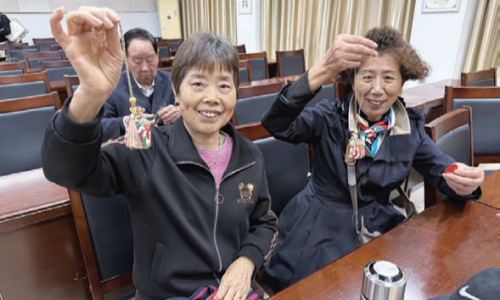 香囊传温情 问诊到家门