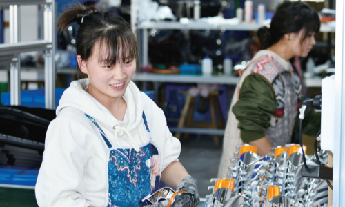 满弓劲发忙生产 全力冲刺四季度