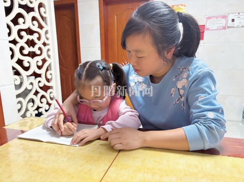 二胎妈妈秦春霞：  免费学前教育第一批“幸福体验官”