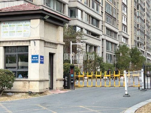 【八姑娘帮你忙】“趴窝”道闸已修复 车辆出入秩序井然