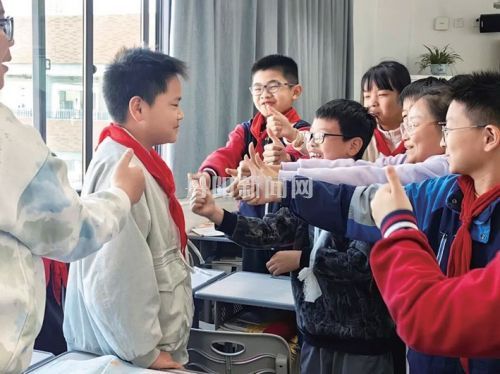 少年深夜智扑邻里火情 科学处置方式获点赞