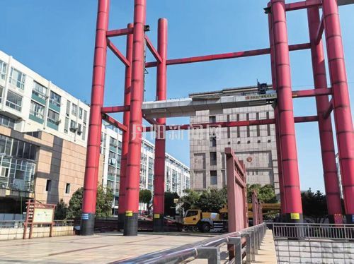 人民广场隐患立柱启动拆除整改