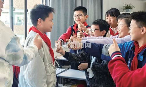 少年深夜智扑邻里火情 科学处置方式获点赞