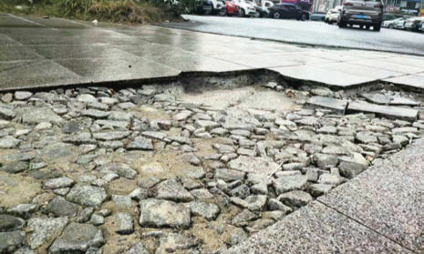 粤港·臻园西侧停车场地砖破损坑洼密布