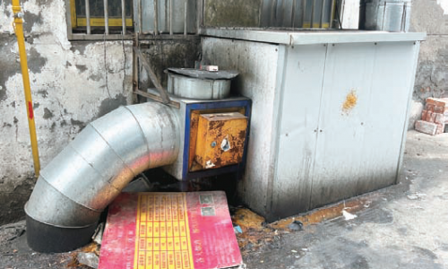 弄堂地面油污凝固臭味明显 附近居民盼尽快清理还洁净