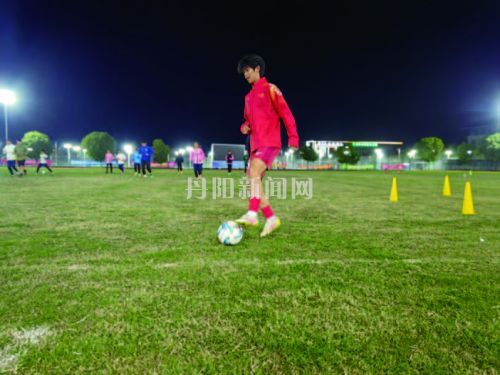 “镇超”小将何轩：双线奔跑的足球少年