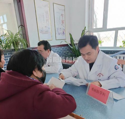 市中医院援疆医生“带险”奋战，抢救垂危满族老人