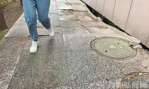 这处路面出现下陷影响通行存隐患