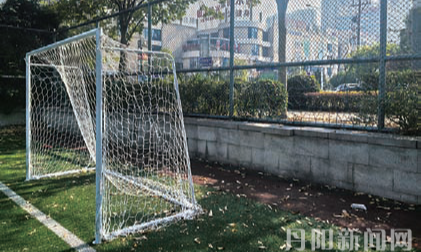 球场围栏破损 足球“出逃”难寻