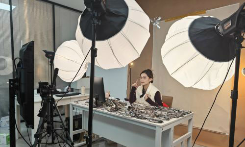 “00后”小主播聚光灯下“扛大旗”