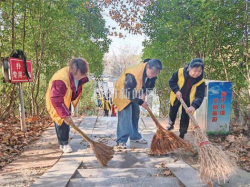 环保登山行 志愿暖人心