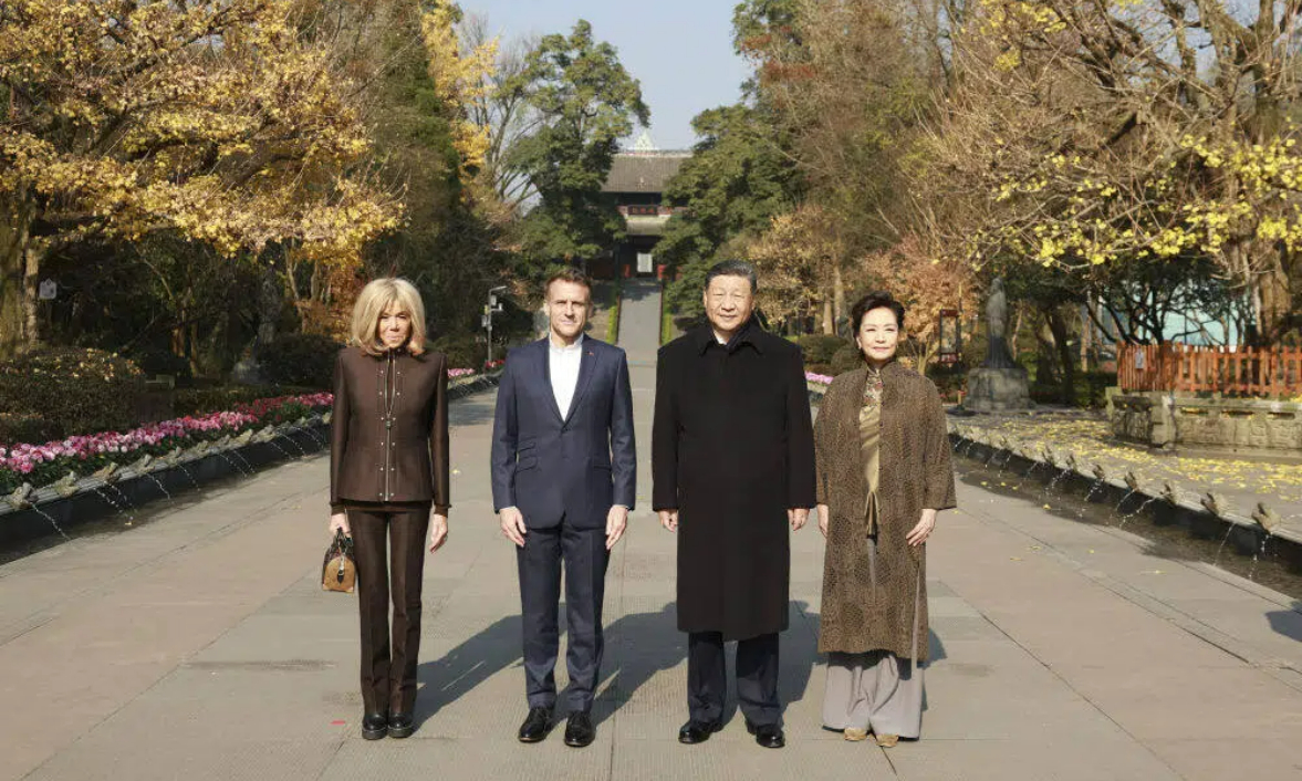 习近平同法国总统马克龙在成都进行友好交流