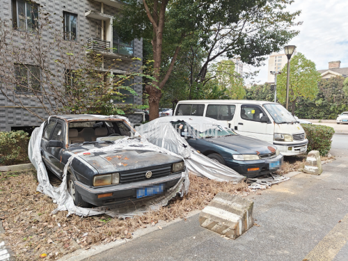 小区“僵尸车”难清，“僵”在哪？