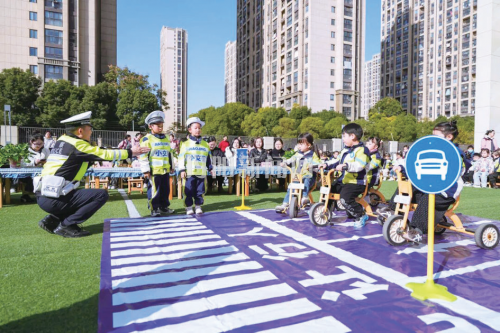 “场景化+体验式”交通安全主题宣讲进校园  