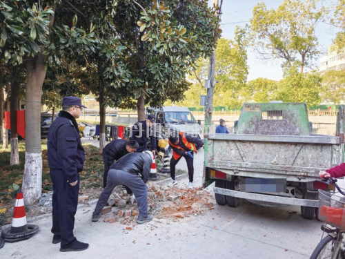 市民私自设置石桩城管清理保路畅通