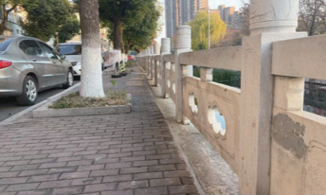 河道护栏缝隙已填平 部门快速反应获点赞