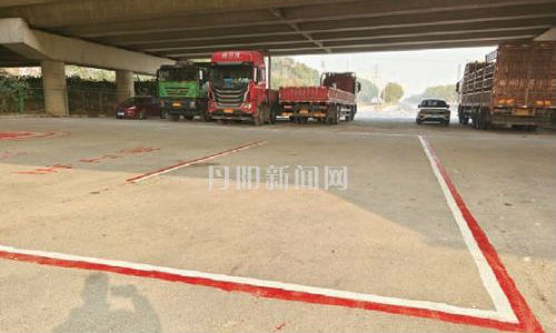 桥下“圈地”跳广场舞惹争议