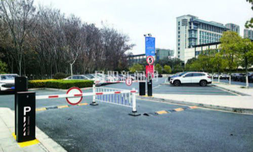 马相伯小学周边停车场收费引家长关切