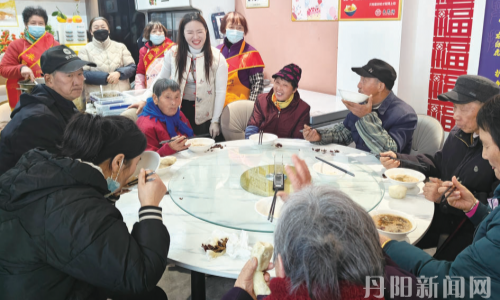 一碗热粥里的烟火温情