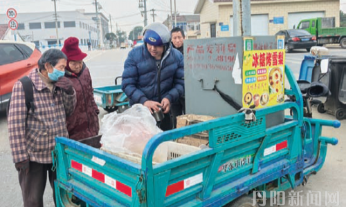 街头烤物香气四溢引市民驻足