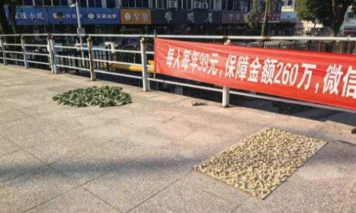 不文明晾晒挤占桥面 市民呼吁加强管理