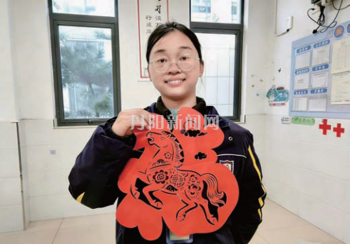 妙剪生花贺新春 少年匠心展风采