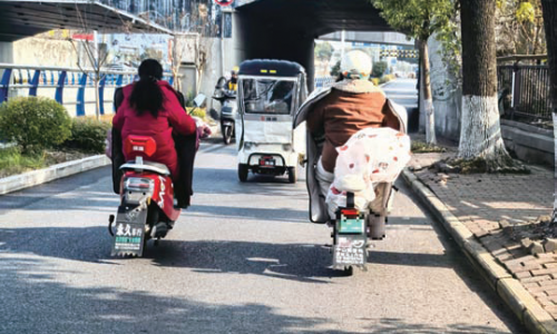 “挡风被”反成“鼓风被” 电动车加装存安全隐患