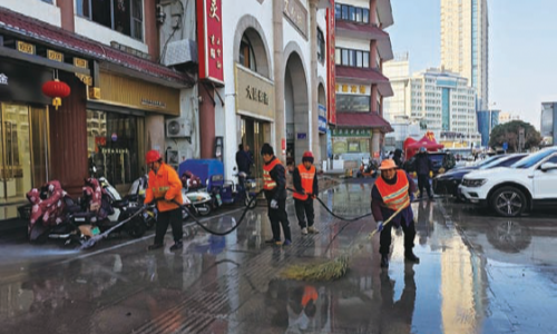 文化城外墙装饰后地面污染 环卫部门及时清理还洁净