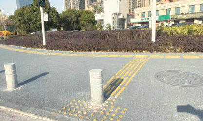 “霸占”盲道的石柱已移位 市民点赞隐患消除畅通行