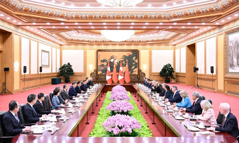 习近平会见加拿大总理卡尼