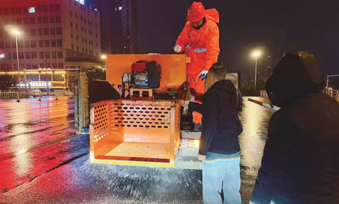 清雪保畅通，他们在行动！