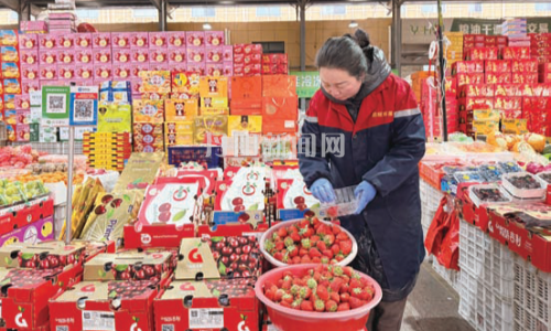 应季鲜果普降价 市民实现“水果自由”