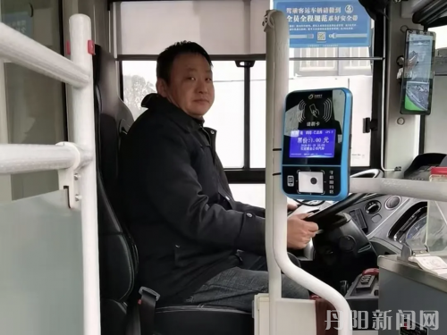 (新媒体3)满纸红手印寄深情!我市公交司机获村民联名感谢信素材0