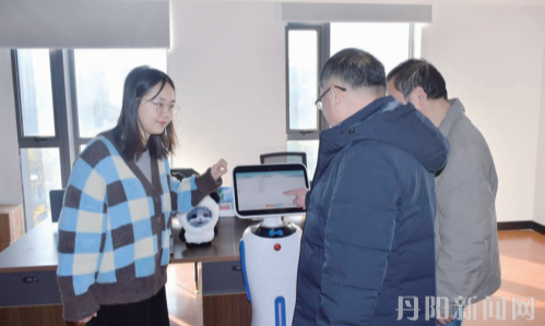 康养陪伴机器人守护“一老一小”