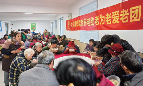 腊八送暖意 粥香情更浓