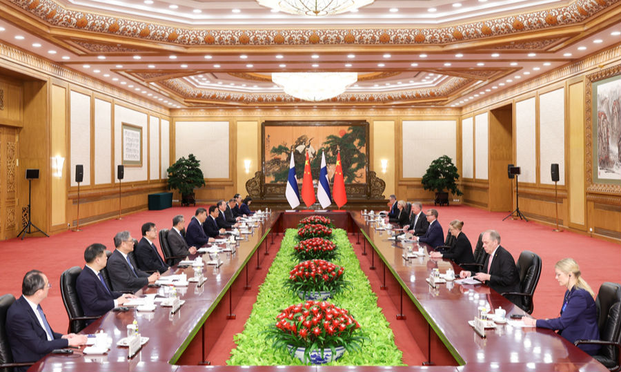 习近平会见芬兰总理奥尔波