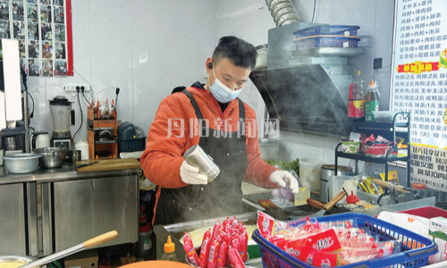 学生摔伤求助，煎饼店店主及时伸援手