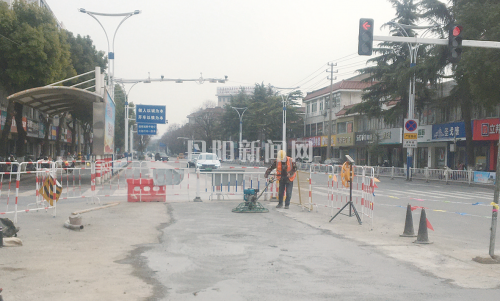 节前整修道路 守护平安出行